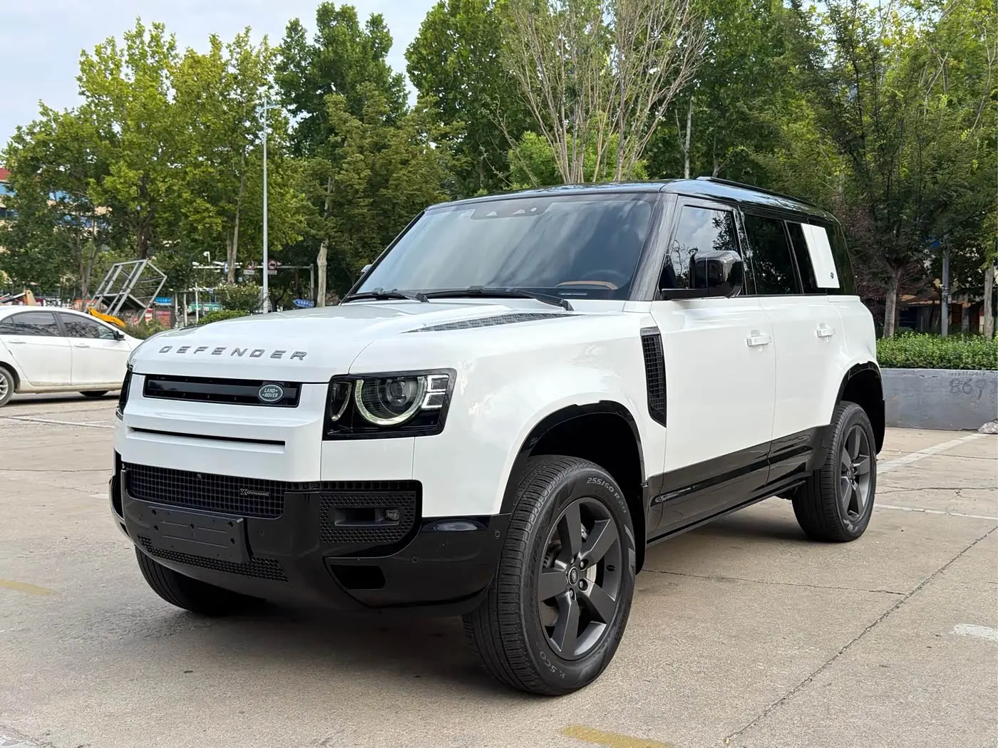 Land Rover Defender 2023 — Photo 2/16