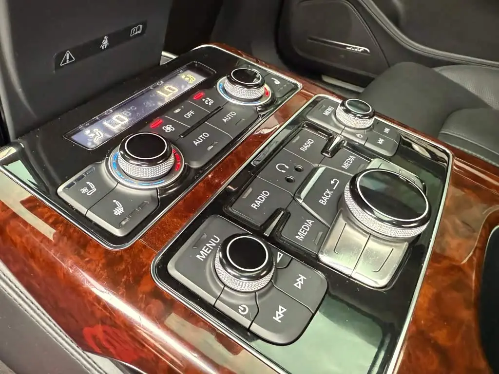 Audi A8 2011 — Photo 8/16