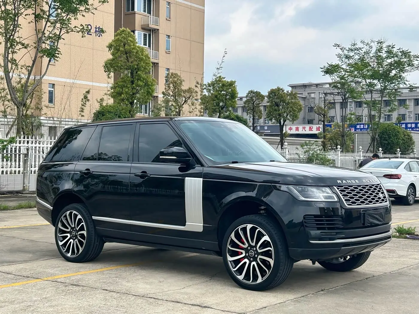 Land Rover Range Rover 2018 — ფოტო 3/10