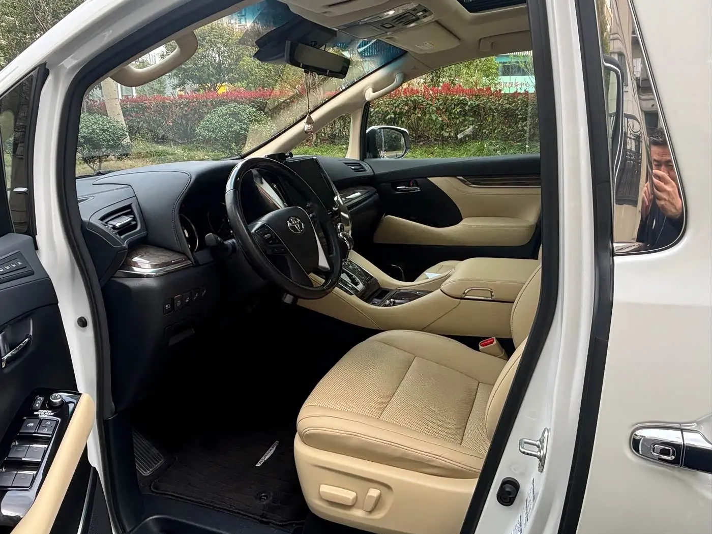 Toyota Alphard 2023 — Photo 10/10