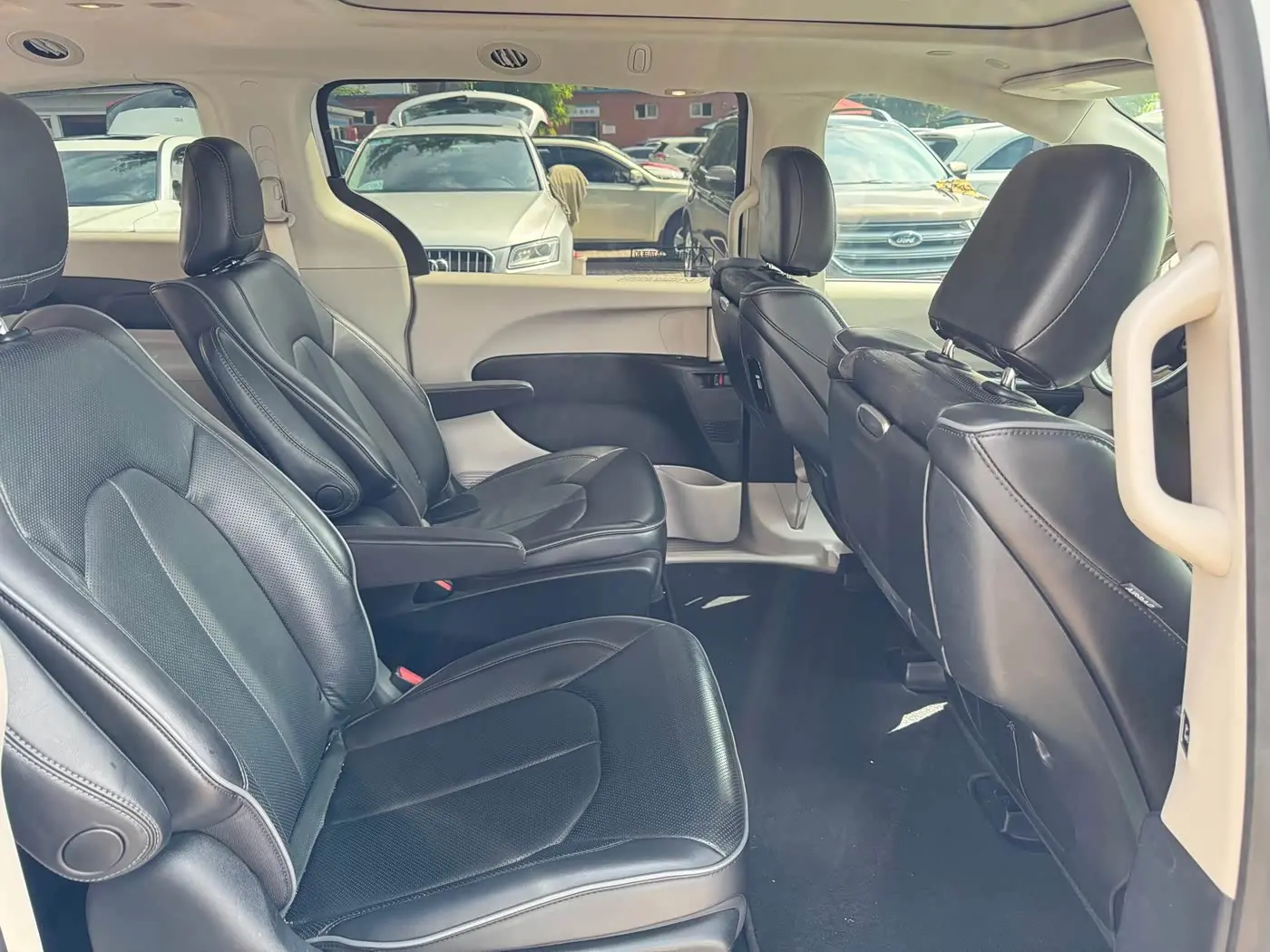 Chrysler Grand Caravan PHEV 2021 — Фото 8/17