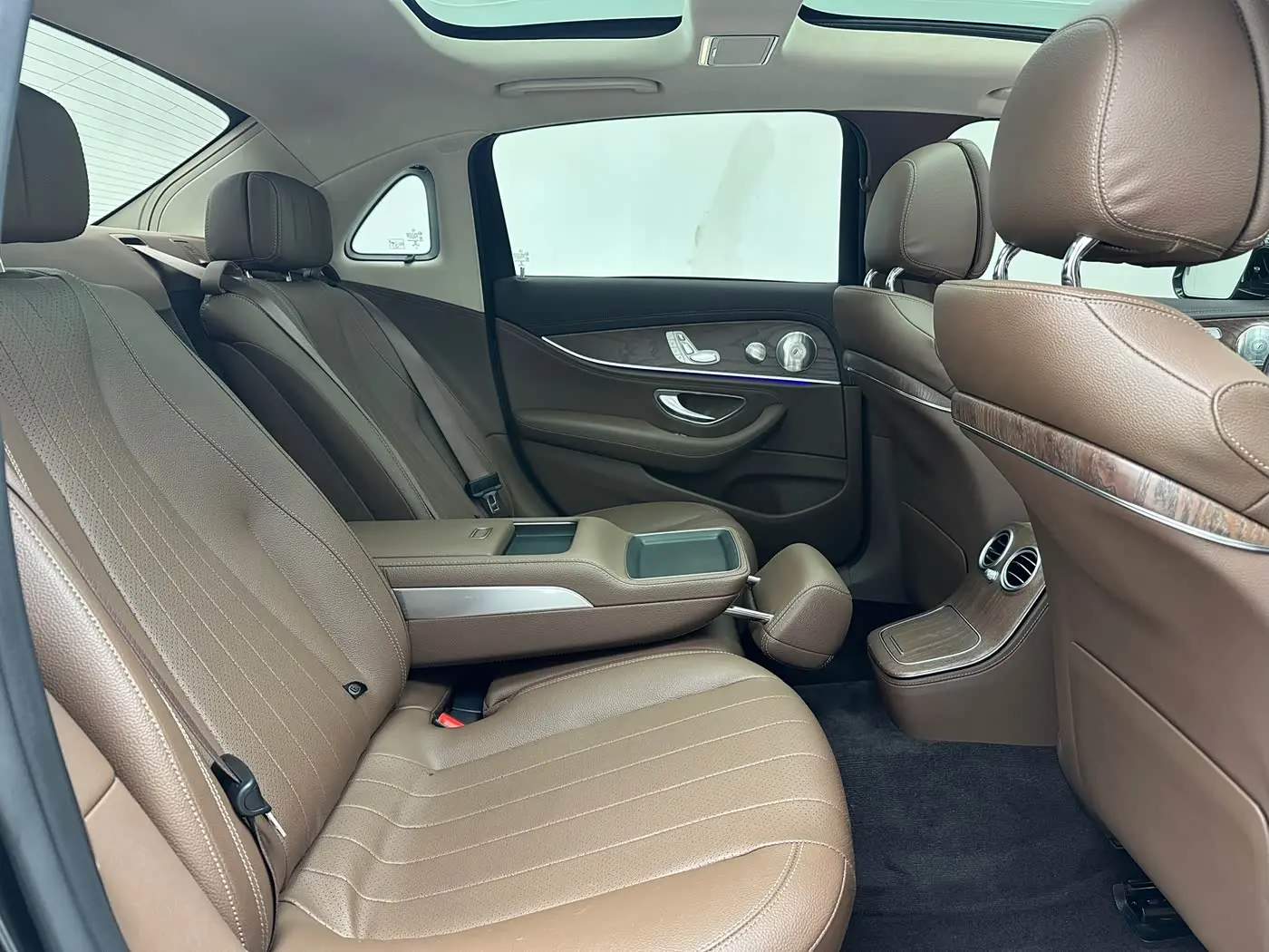 Mercedes-Benz E-Class 2022 — Photo 8/20