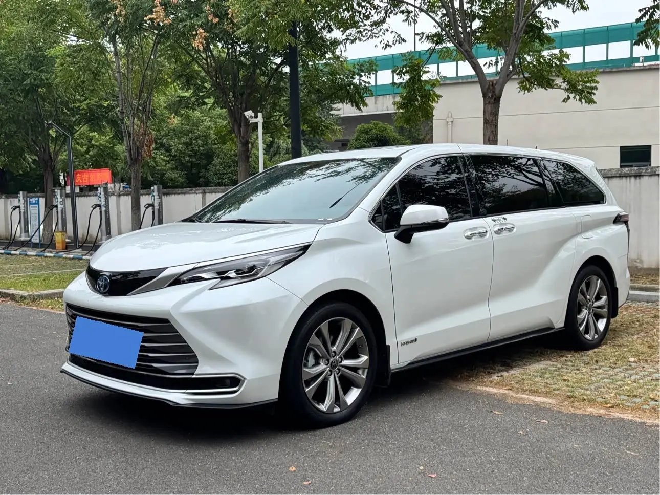 Toyota Sienna 2023 — Şəkil 1/10