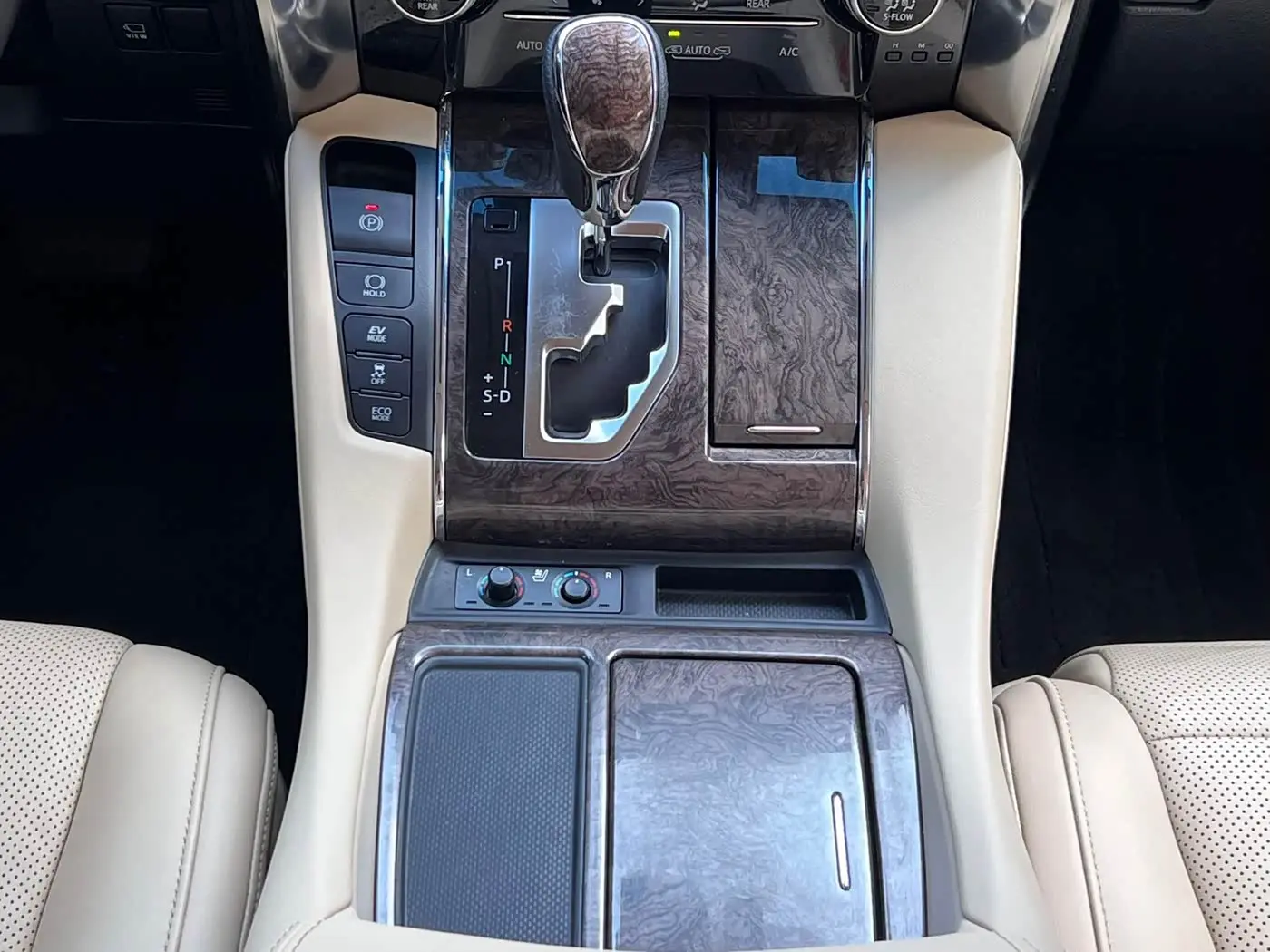 Toyota Alphard 2021 — Photo 11/20