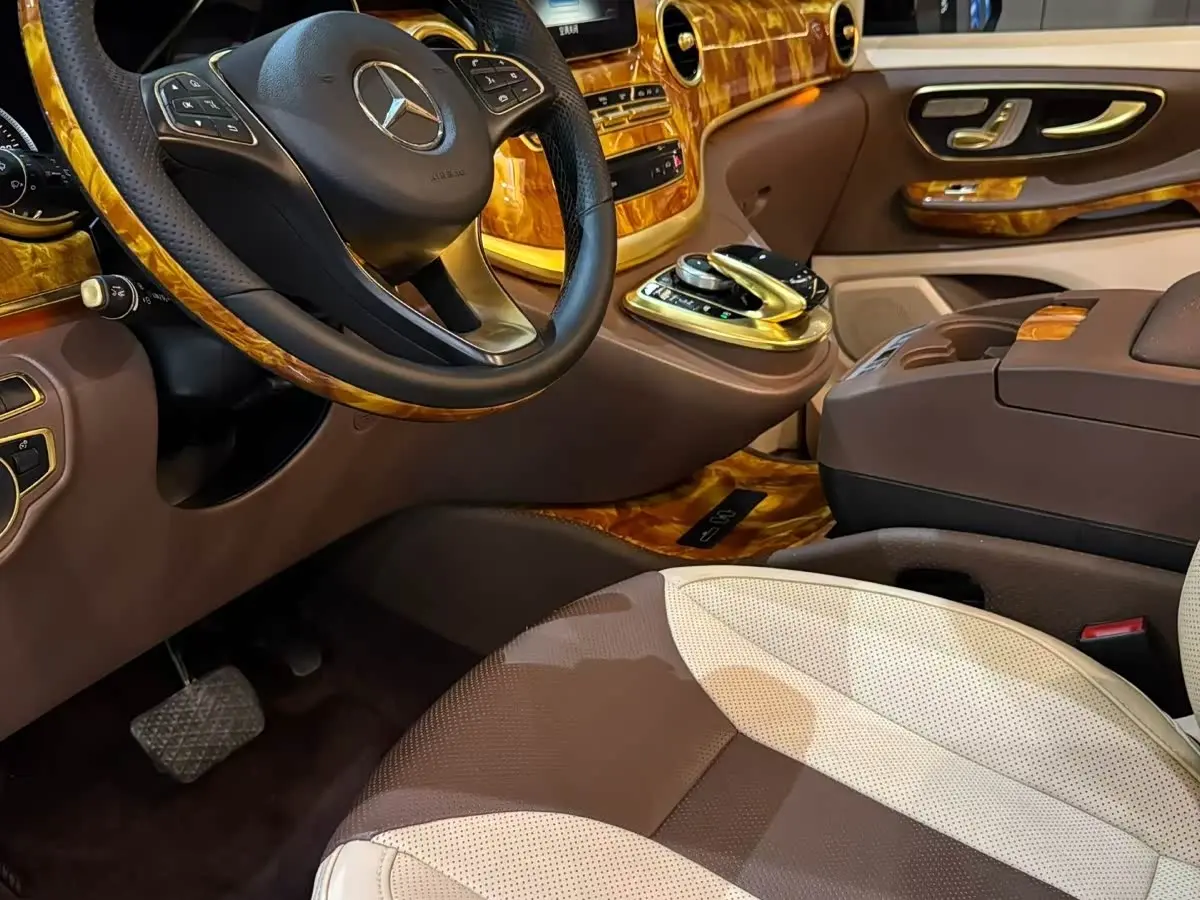 Mercedes-Benz V-Class 2018 — Photo 2/9