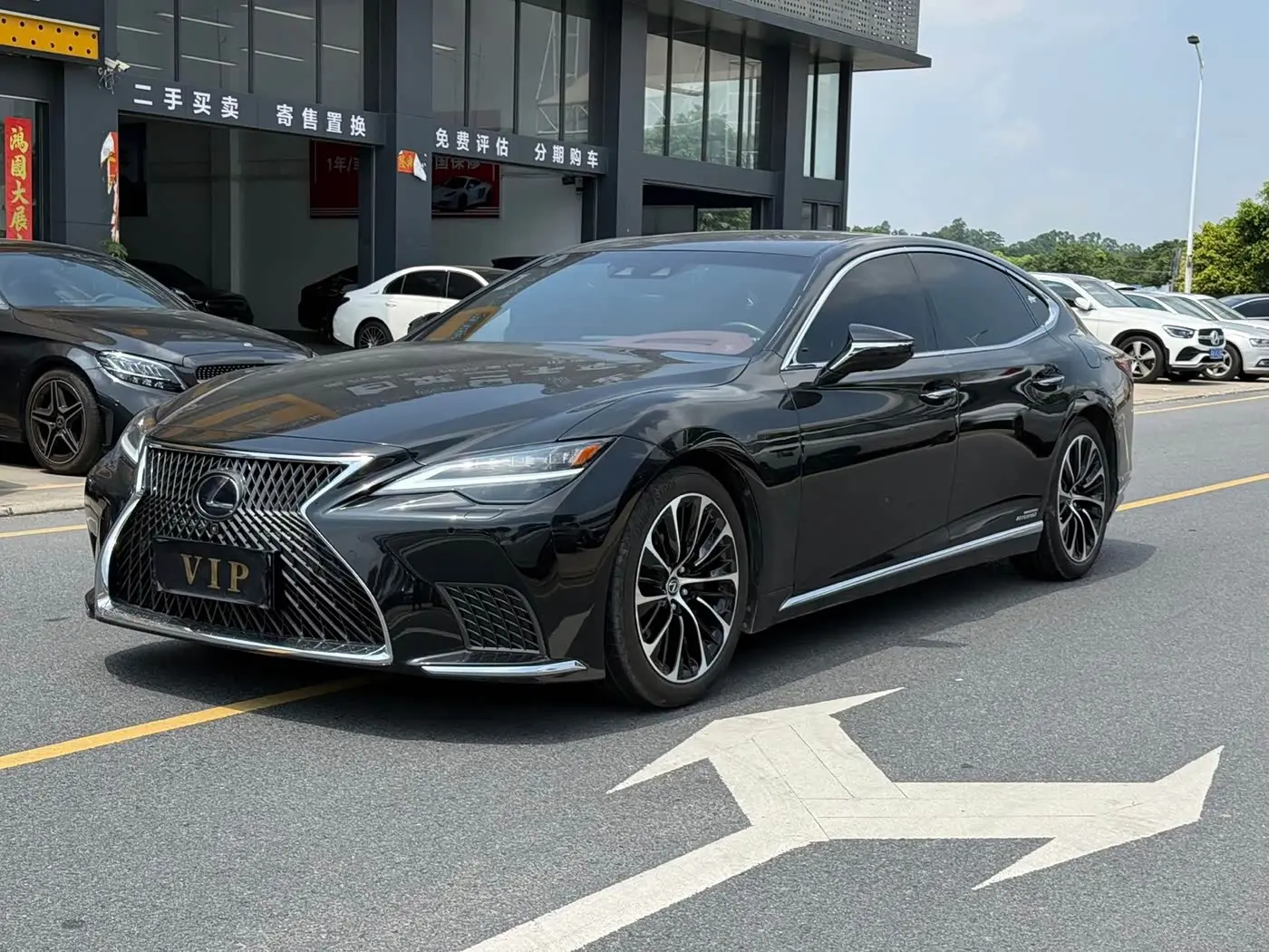 Lexus LS 2021 — Photo 1/11