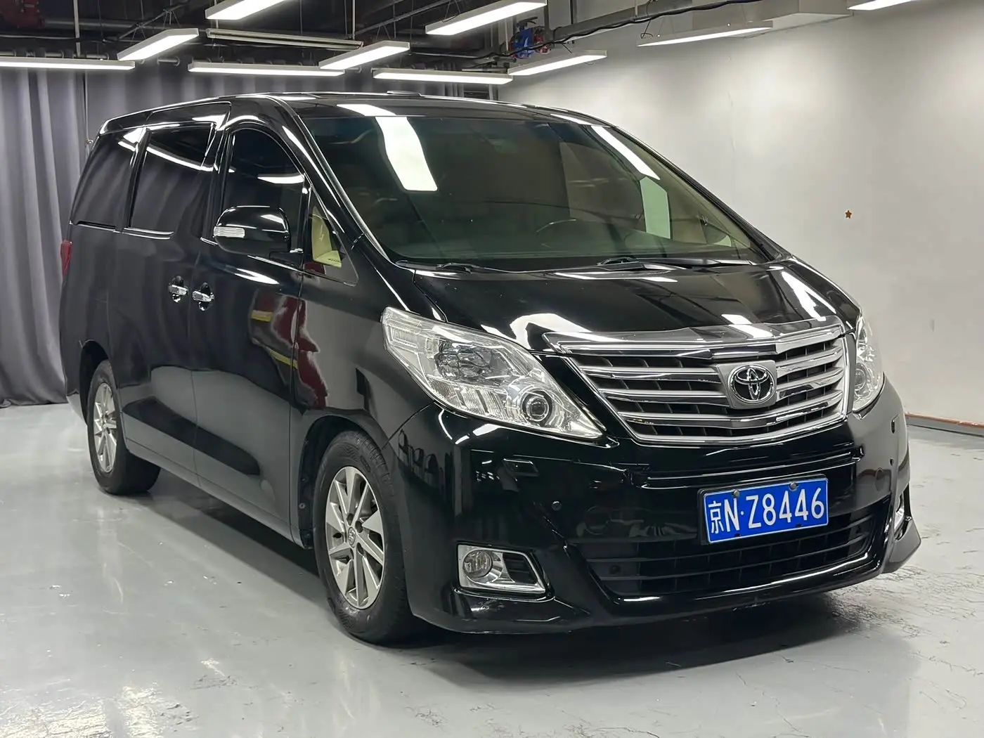 Toyota Alphard 2012 — Photo 2/20