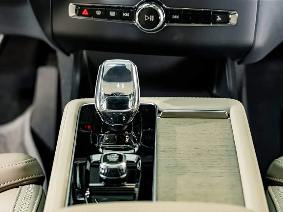 Volvo XC90 Plug-in Hybrid 2026 — Photo 15/20