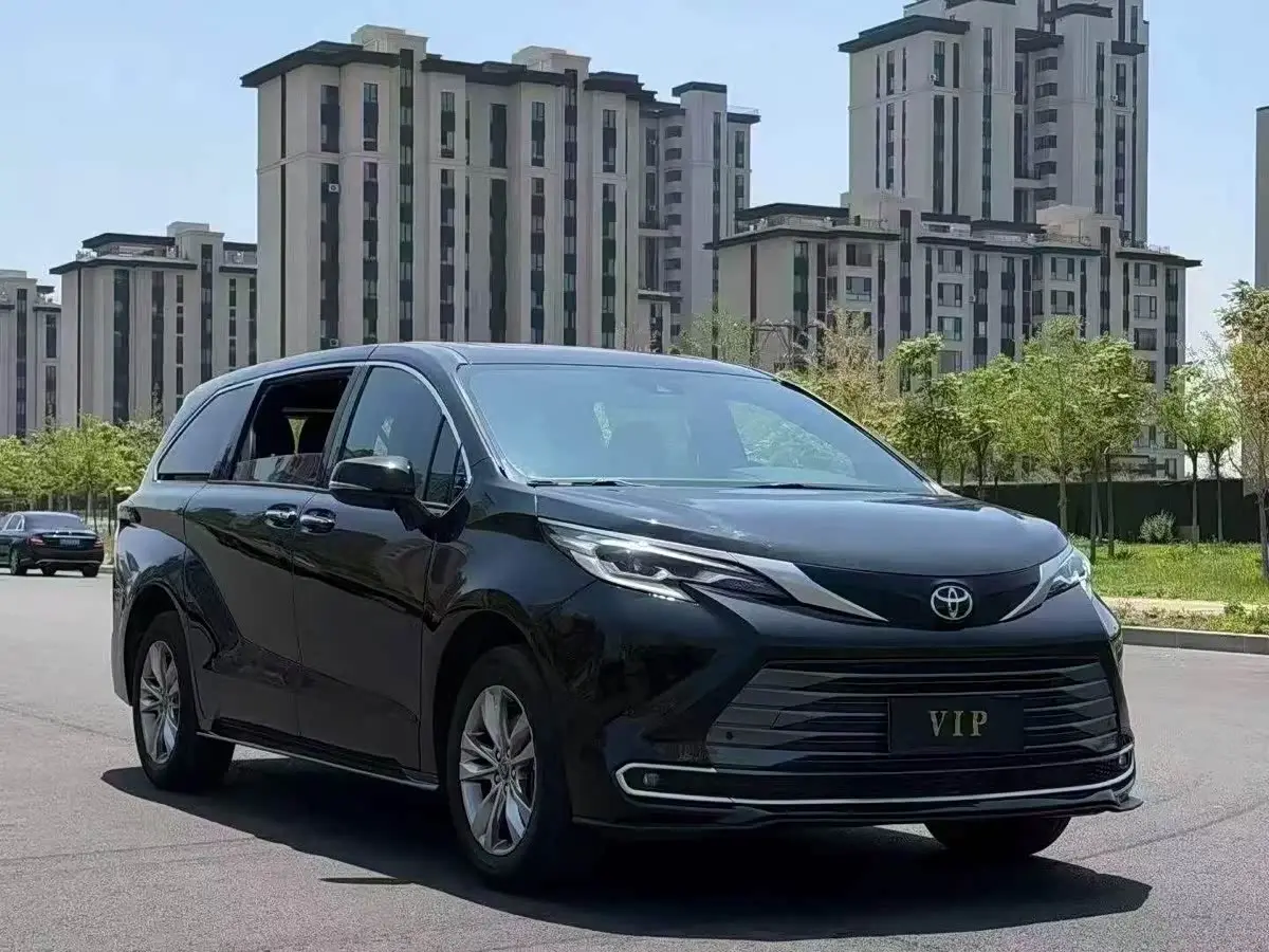 Toyota Sienna 2025 — Фото 3/9