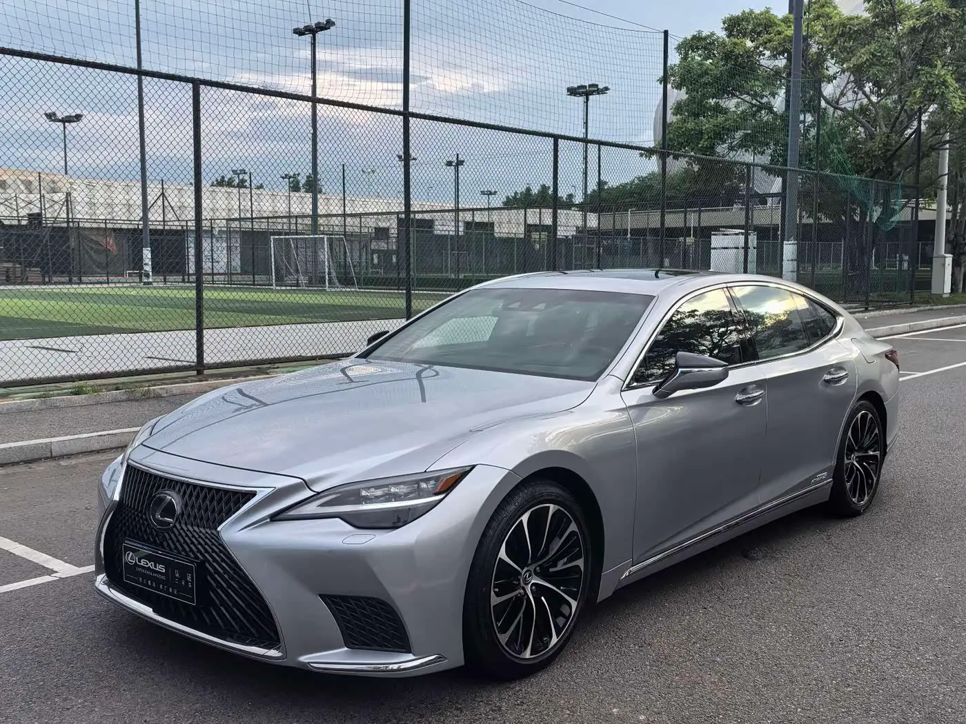 Lexus LS 2021 — Photo 1/17