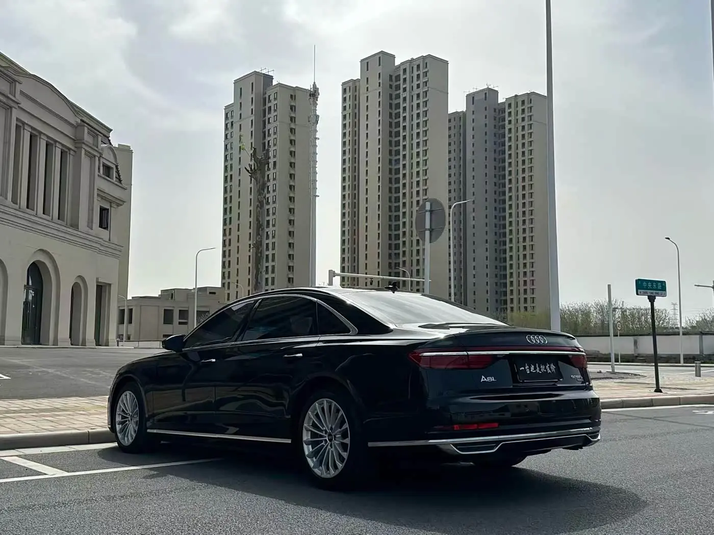 Audi A8 2021 — Фото 17/17