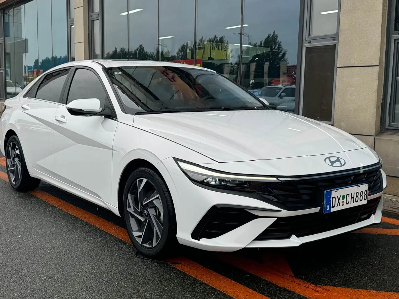 Hyundai Elantra 2023 — Photo 3/9