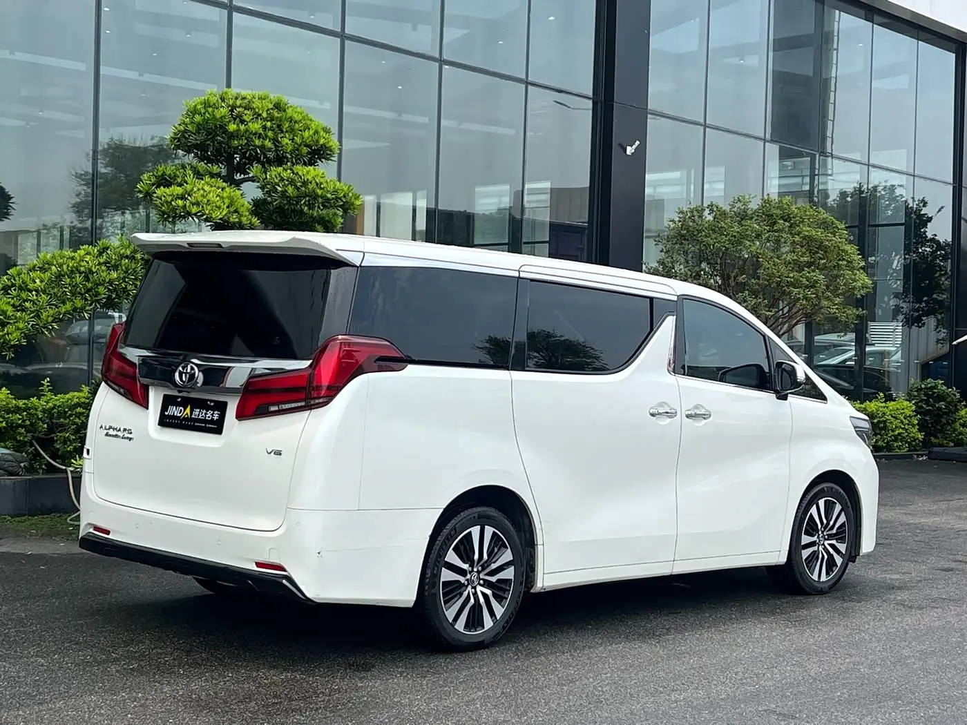 Toyota Alphard 2019 — Photo 10/10
