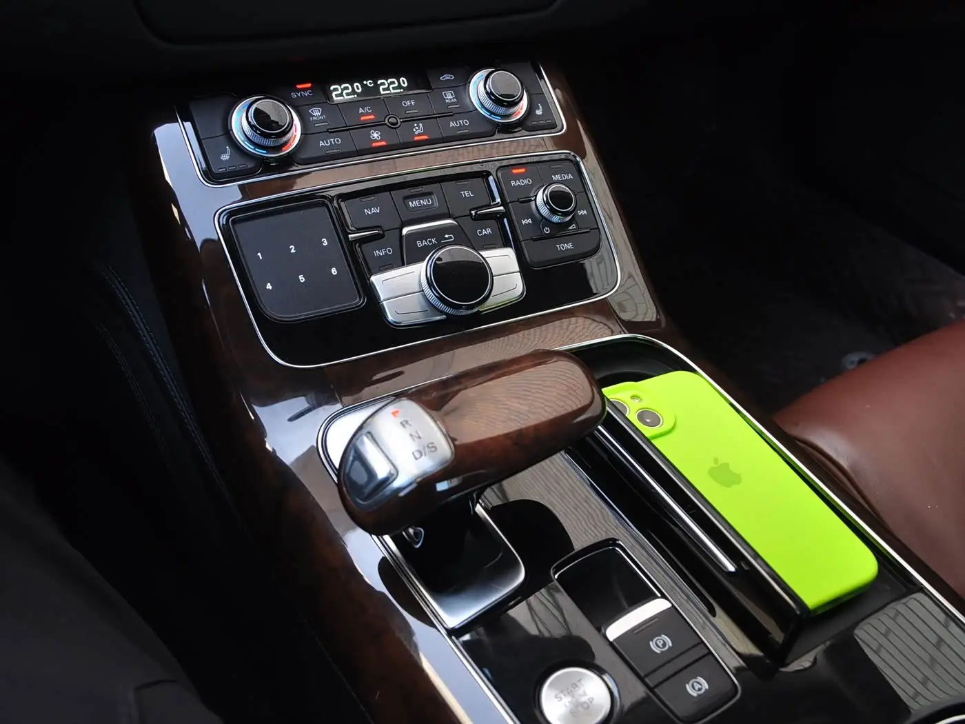 Audi A8 2014 — Şəkil 11/19