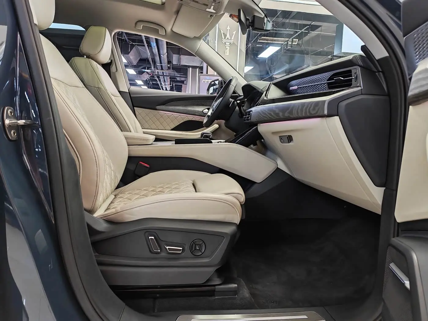 Audi Q6 2022 — Şəkil 11/18