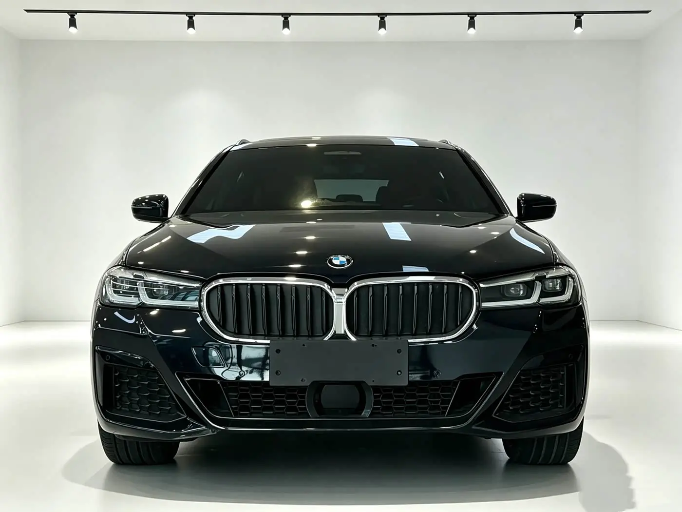 BMW 5 Series 2022 — Photo 2/16