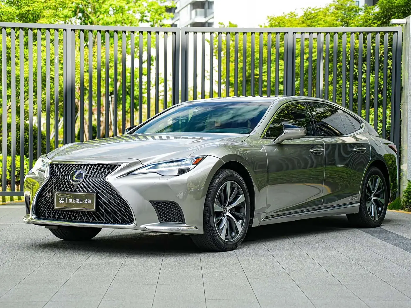 Lexus LS 2022 — Photo 1/20