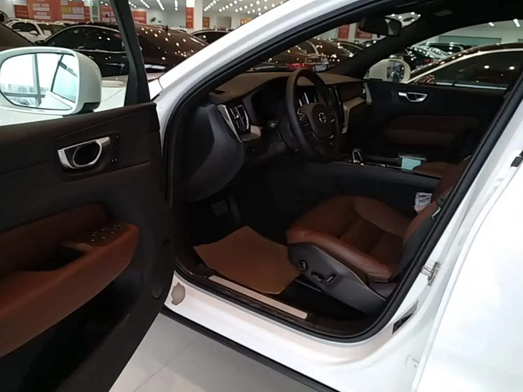 Volvo XC60 2026 — ფოტო 15/20