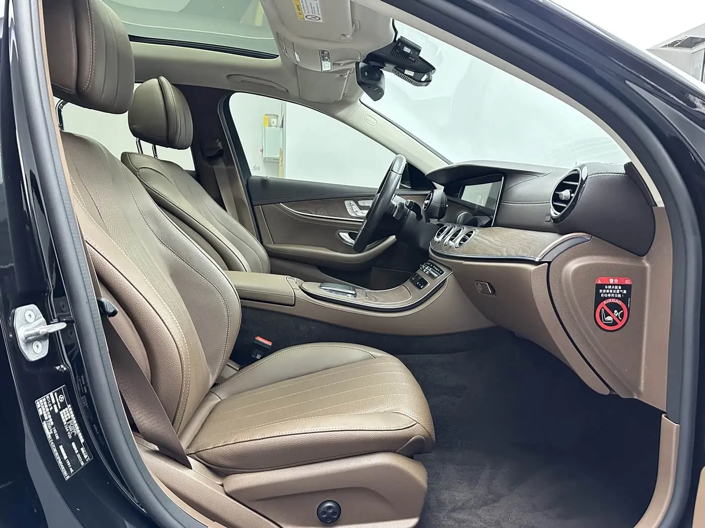 Mercedes-Benz E-Class 2023 — Photo 13/20