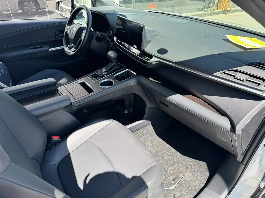 Toyota Granvia 2026 — Photo 8/14
