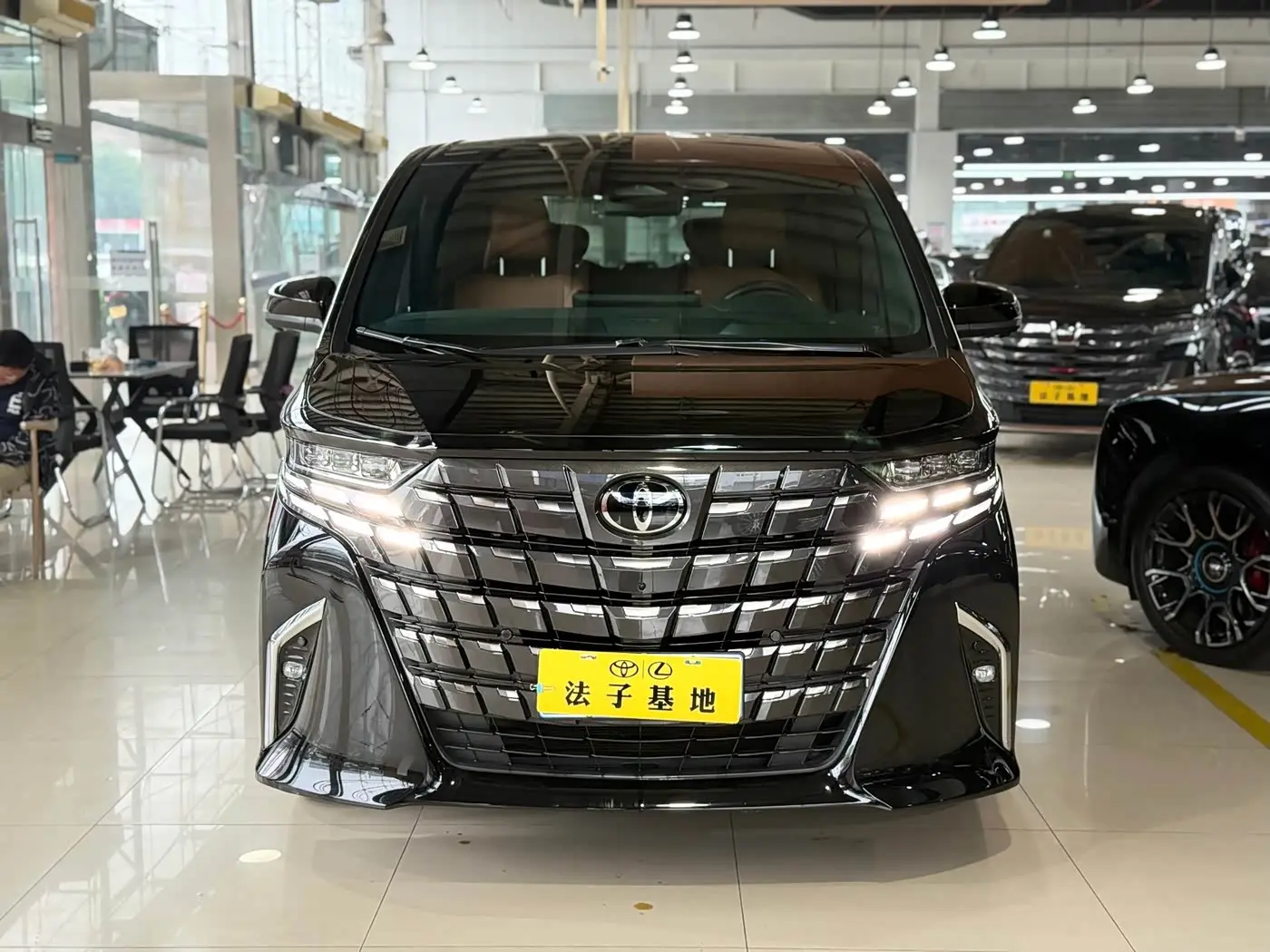 Toyota Alphard 2023 — Photo 2/20