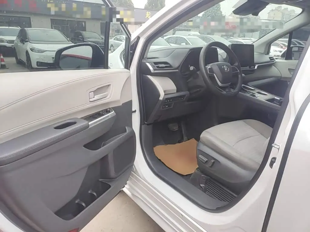 Toyota Sienna 2023 — Photo 15/19