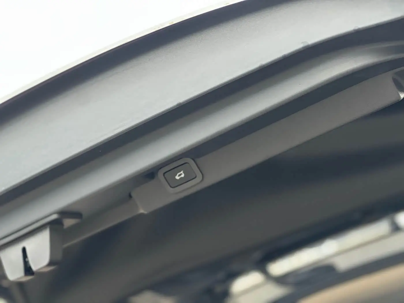 Land Rover Discovery 2019 — Photo 16/18
