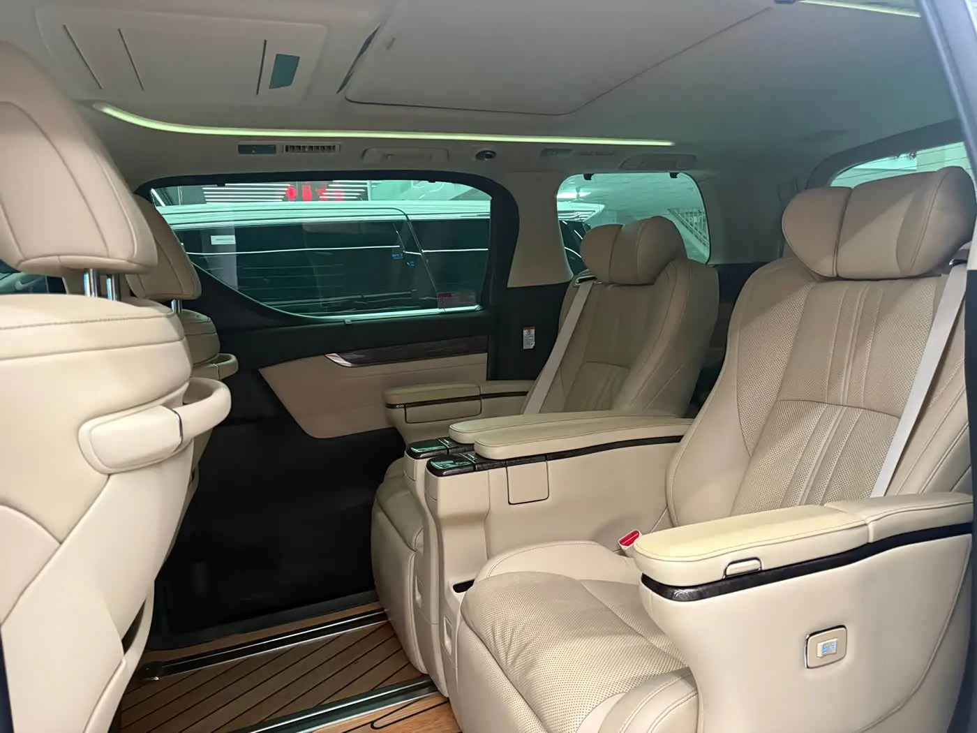 Toyota Vellfire 2021 — Photo 5/9