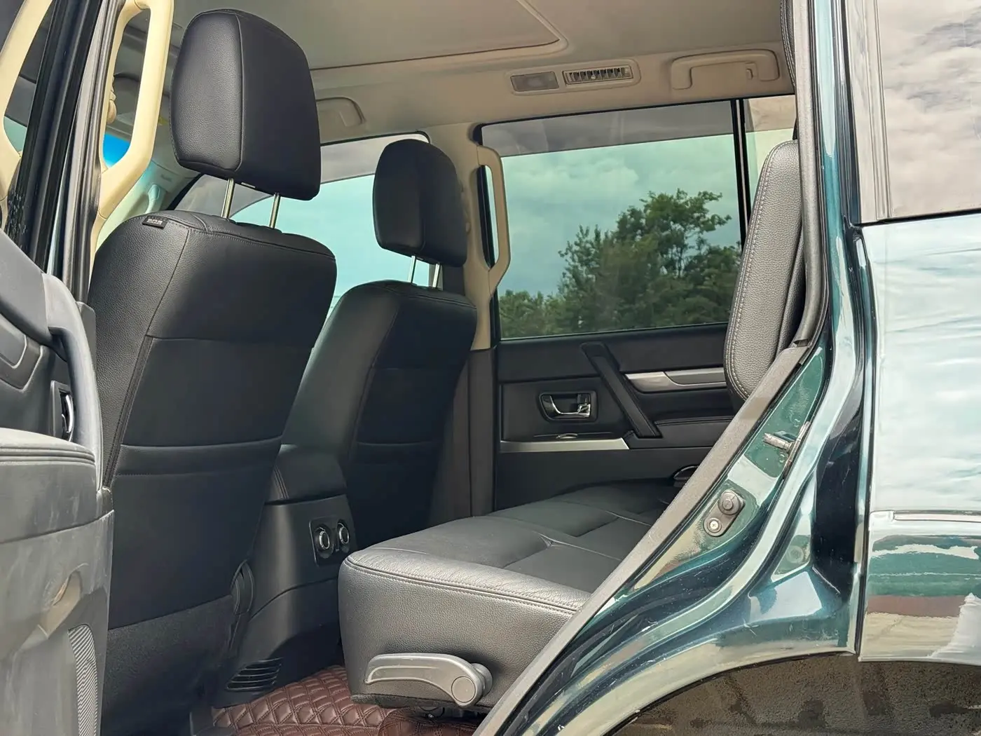 Mitsubishi Pajero 2015 — Şəkil 10/20