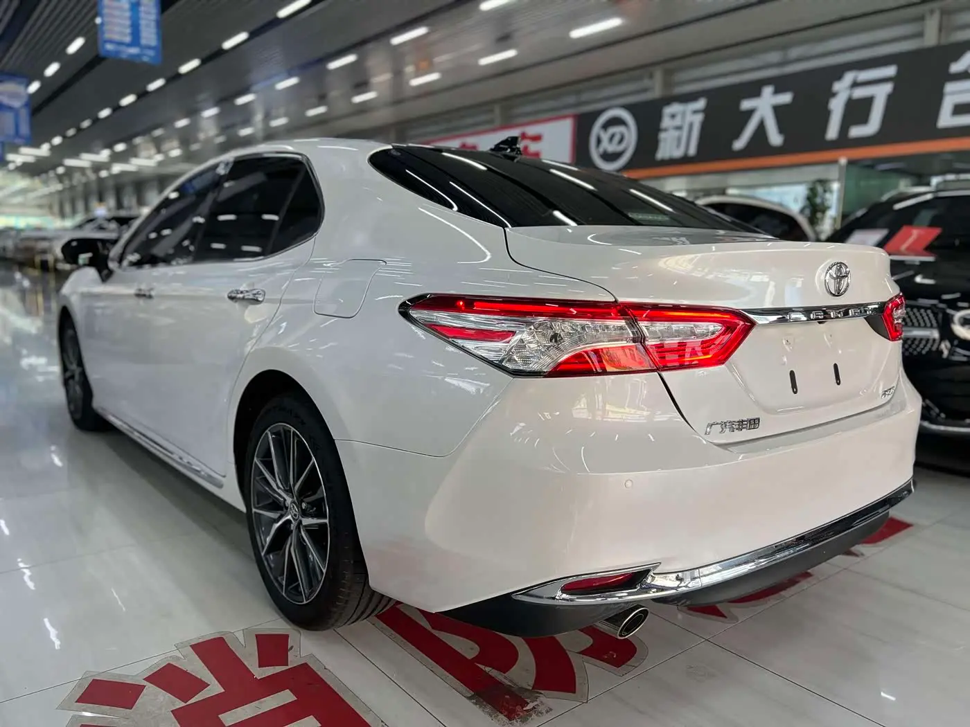 Toyota Camry 2023 — Photo 8/19
