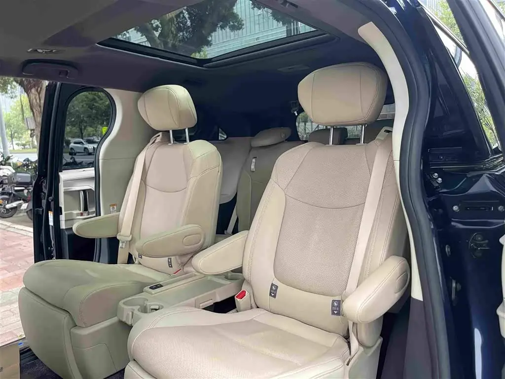 Toyota Sienna 2022 — Фото 14/20