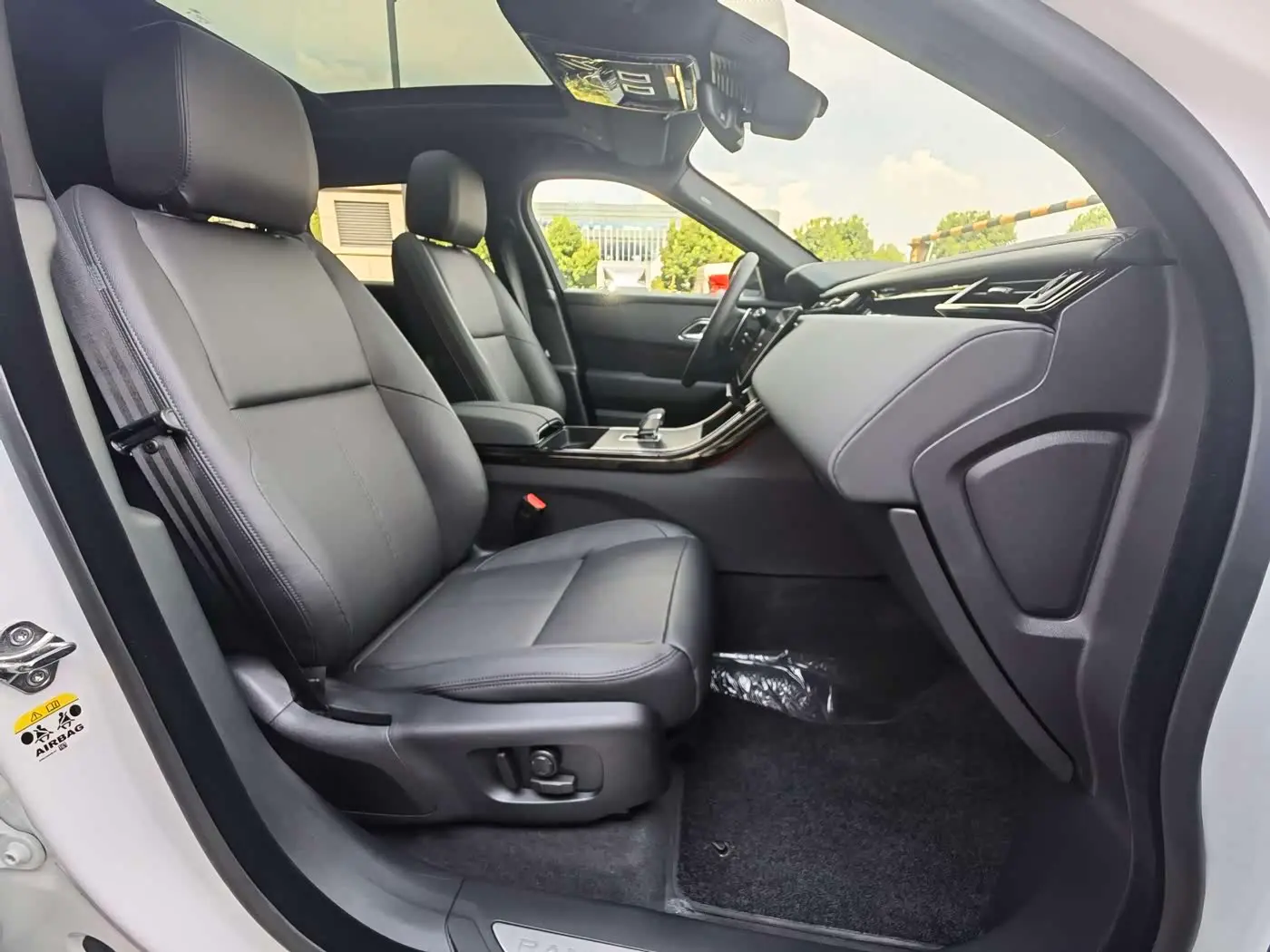 Land Rover Range Rover Velar 2026 — Photo 8/13