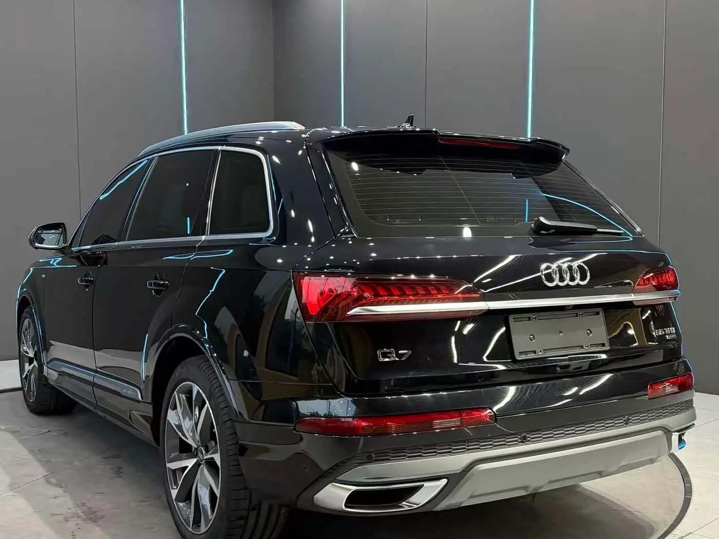 Audi Q7 2021 — ფოტო 8/12