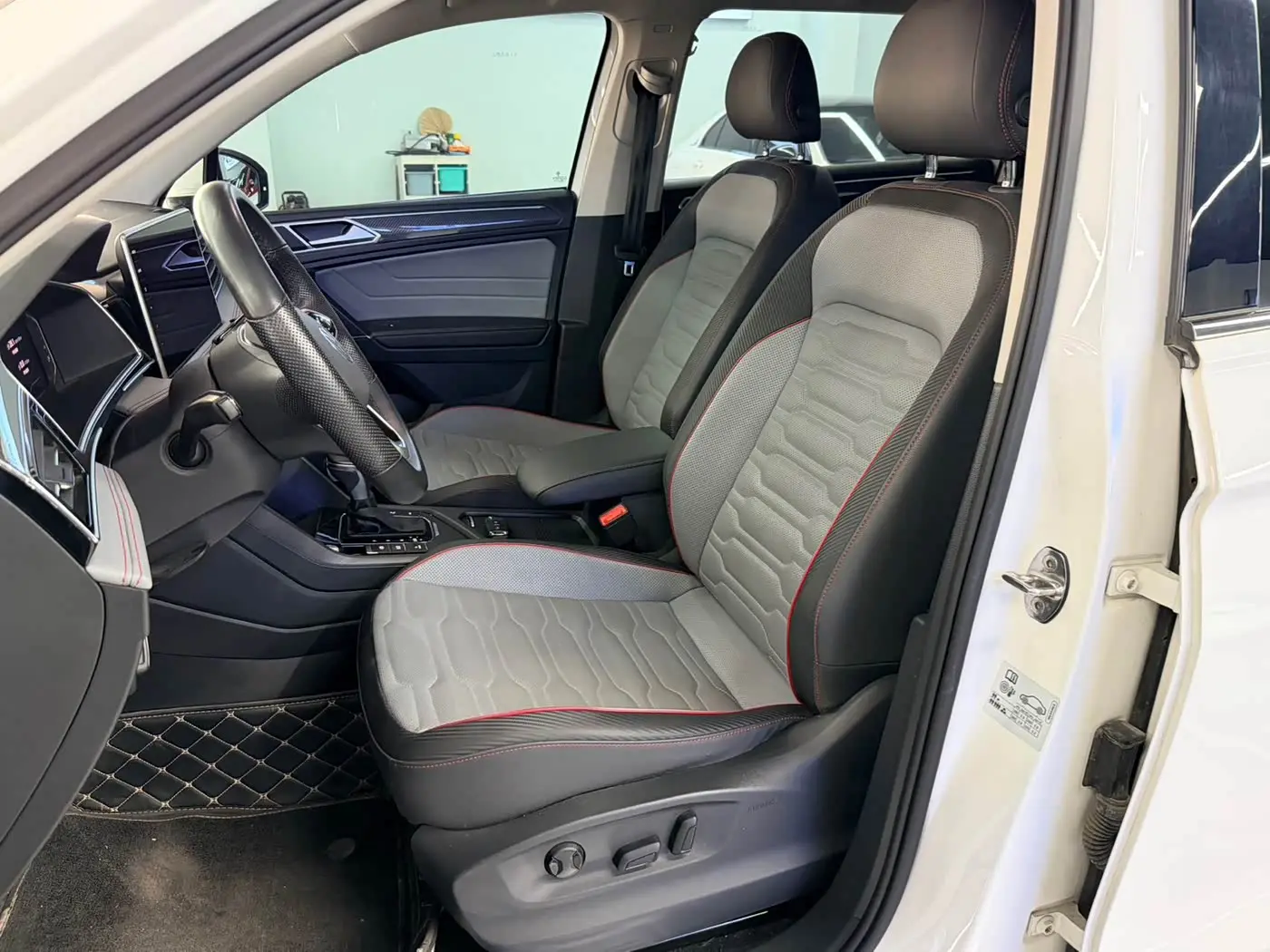 Volkswagen Tiguan L PHEV 2022 — Photo 9/19