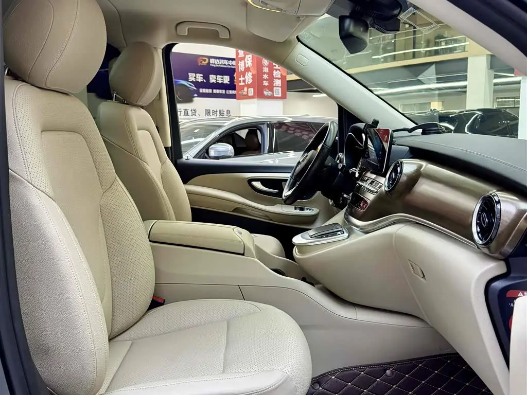 Mercedes-Benz V-Class 2021 — Photo 7/17