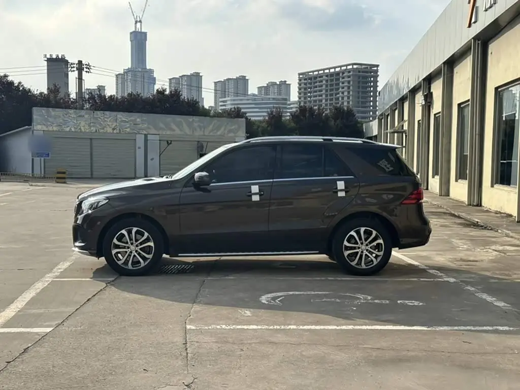 Mercedes-Benz GLE 2017 — Photo 9/19
