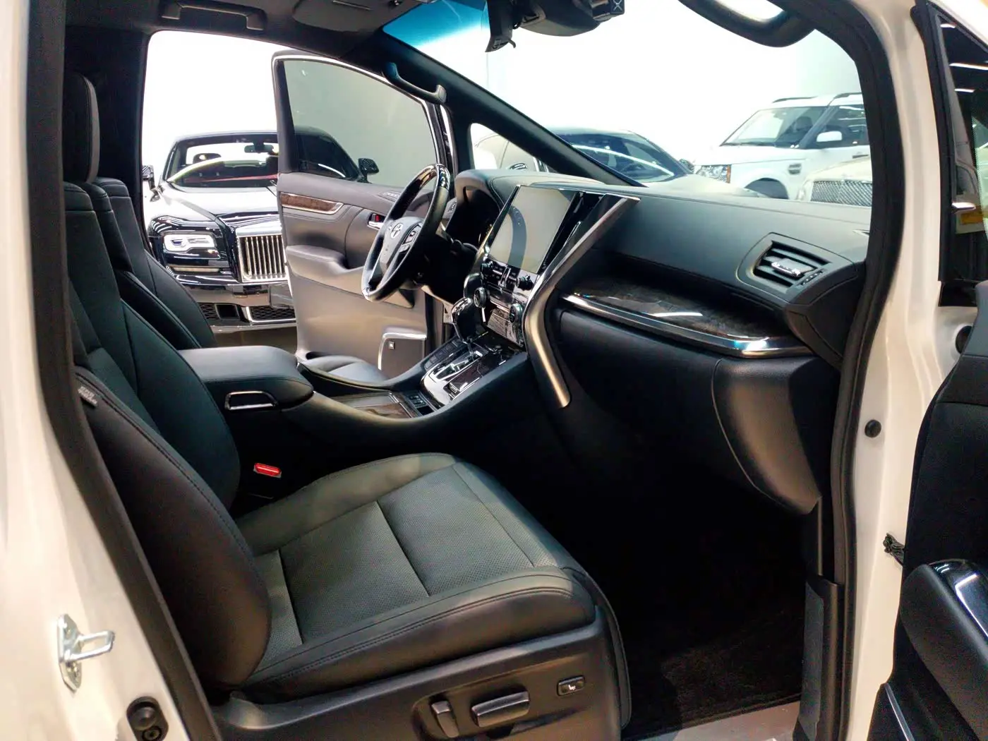 Toyota Vellfire 2021 — Photo 7/20