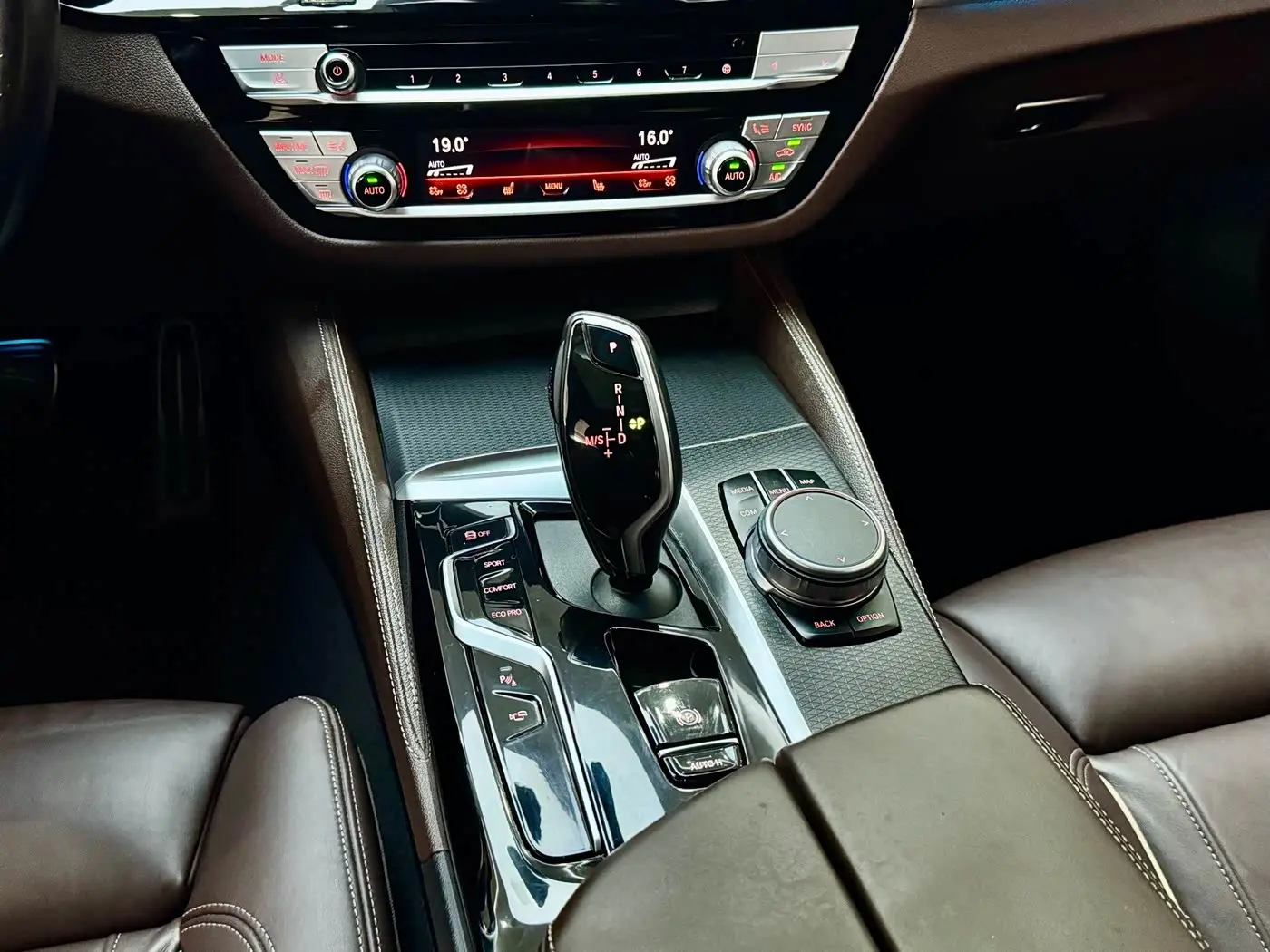 BMW 5 Series 2021 — Photo 11/17
