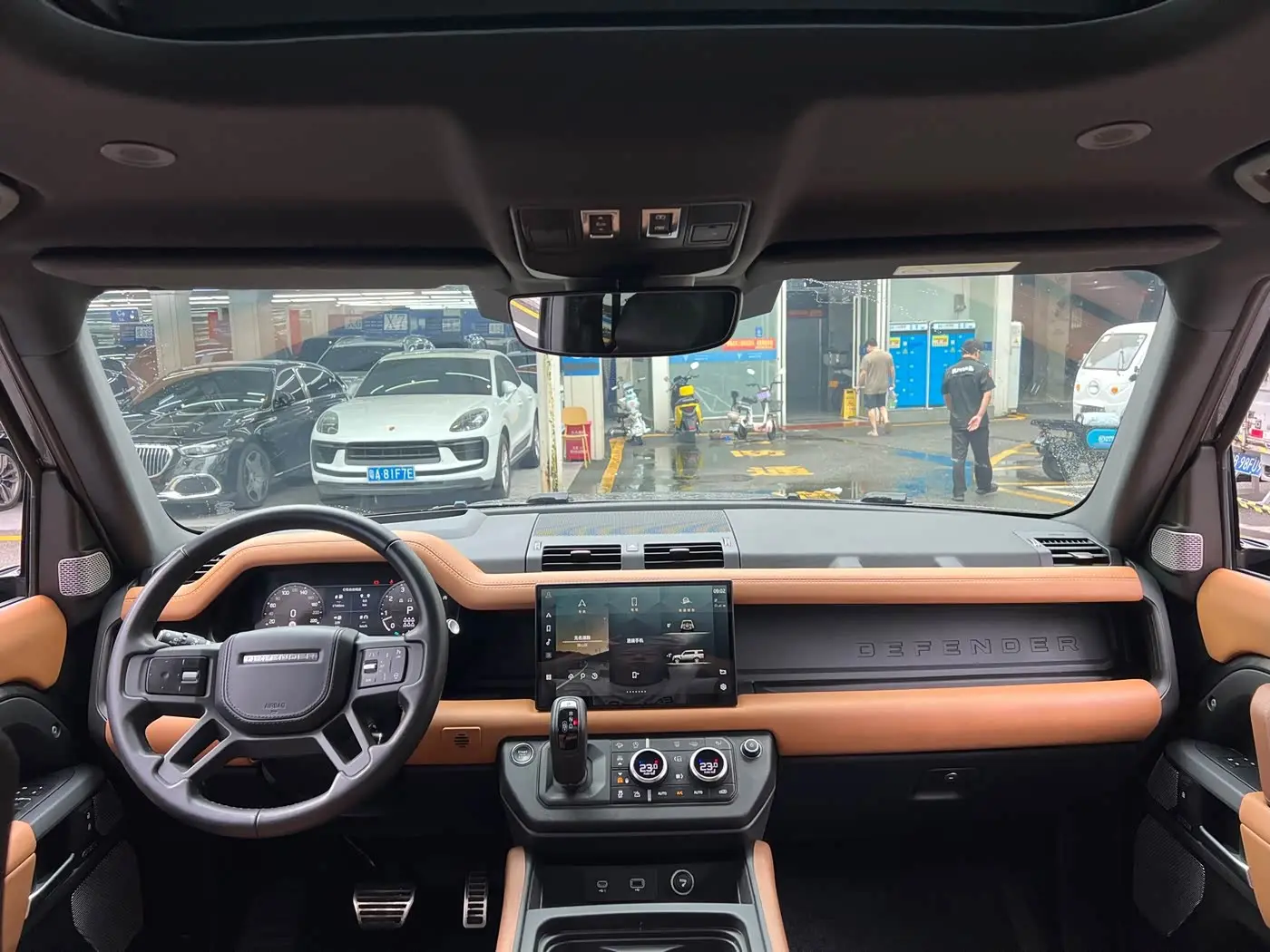 Land Rover Defender 2023 — Photo 14/18