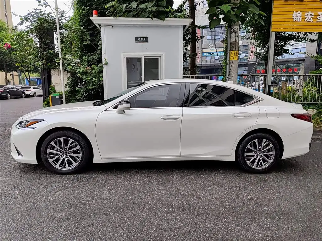 Lexus ES 2022 — Photo 4/12