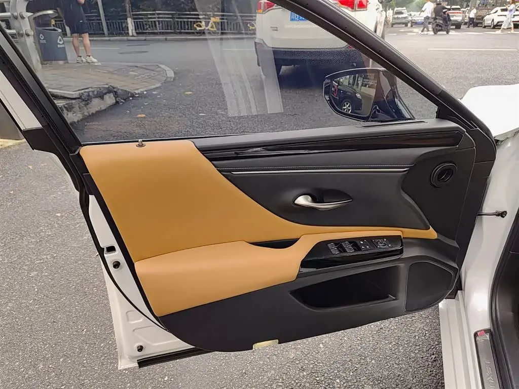Lexus ES 2022 — Photo 7/12