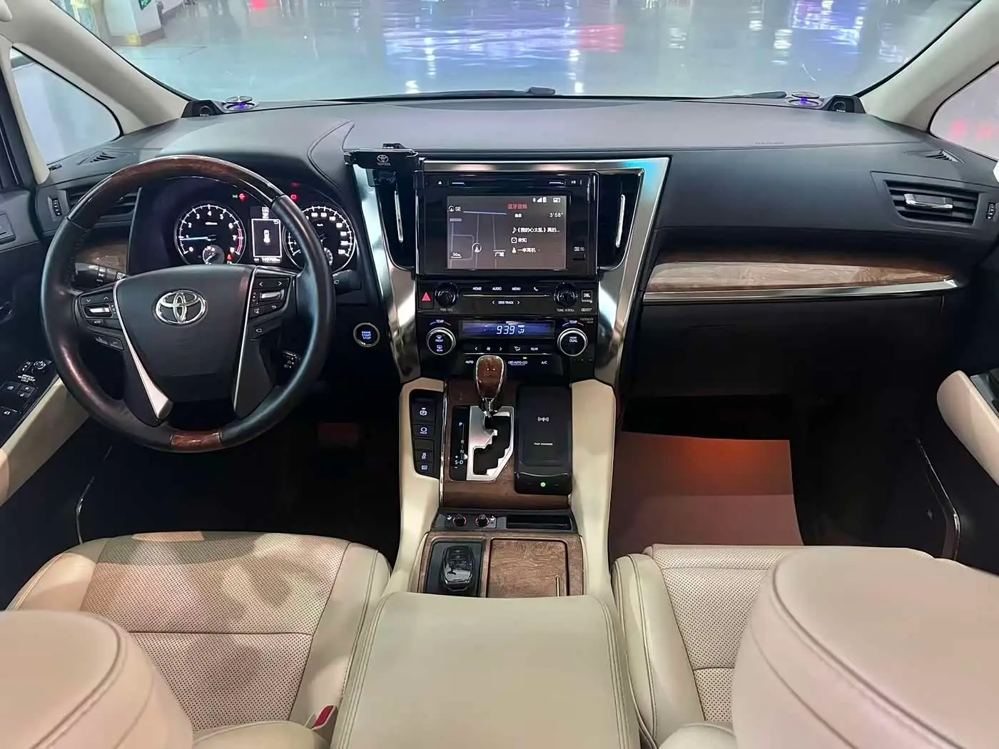 Toyota Alphard 2017 — Фото 6/9