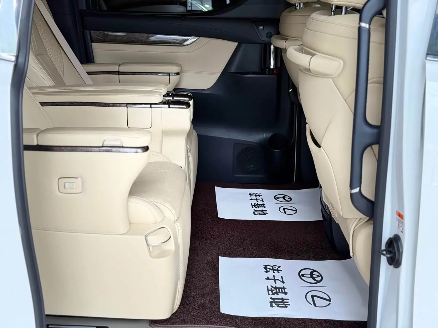 Toyota Vellfire 2023 — ფოტო 16/20