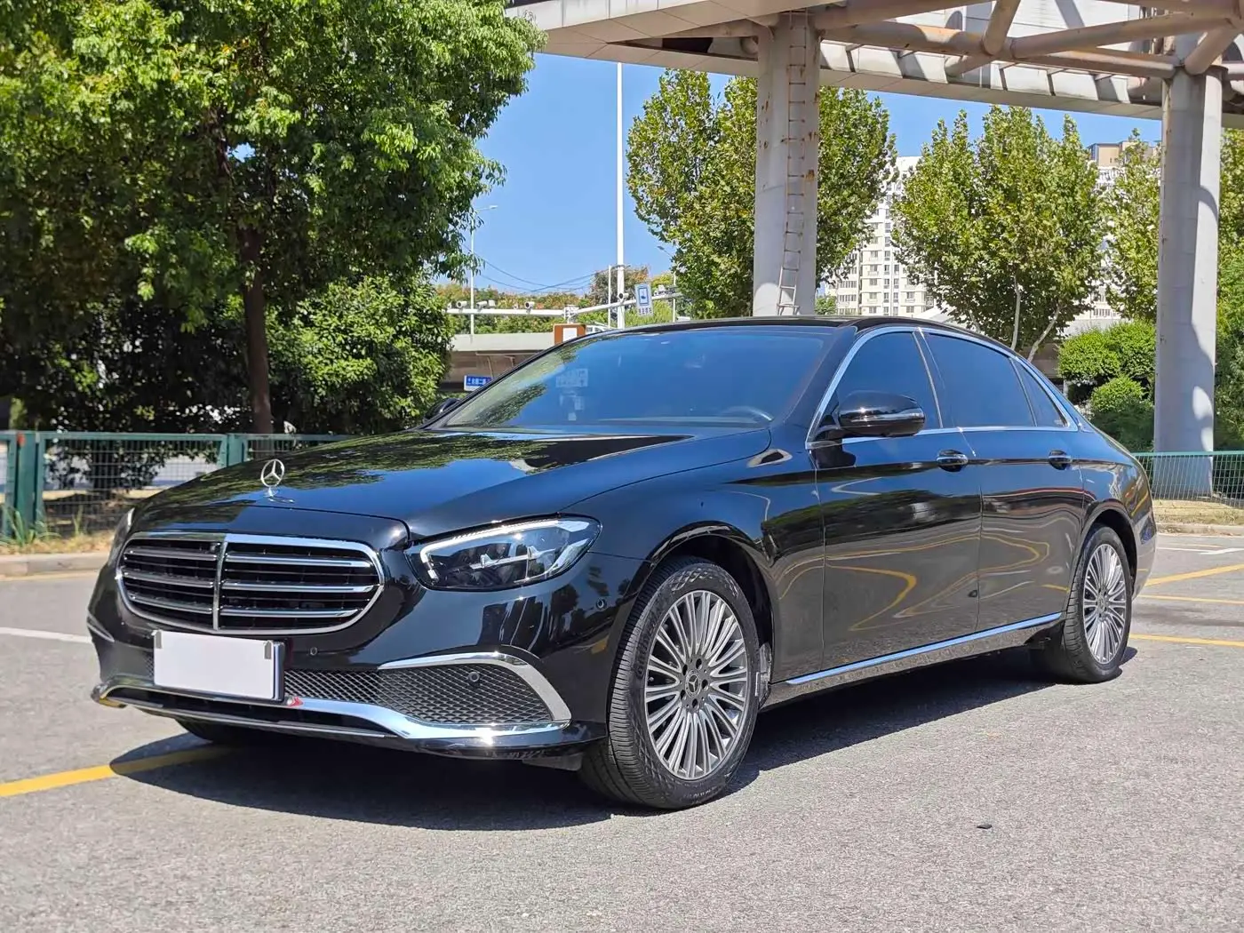 Mercedes-Benz E-Class 2021 — Photo 1/20