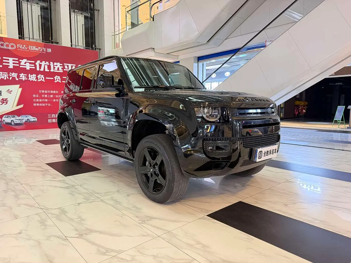Land Rover Defender 2021 — Фото 2/14