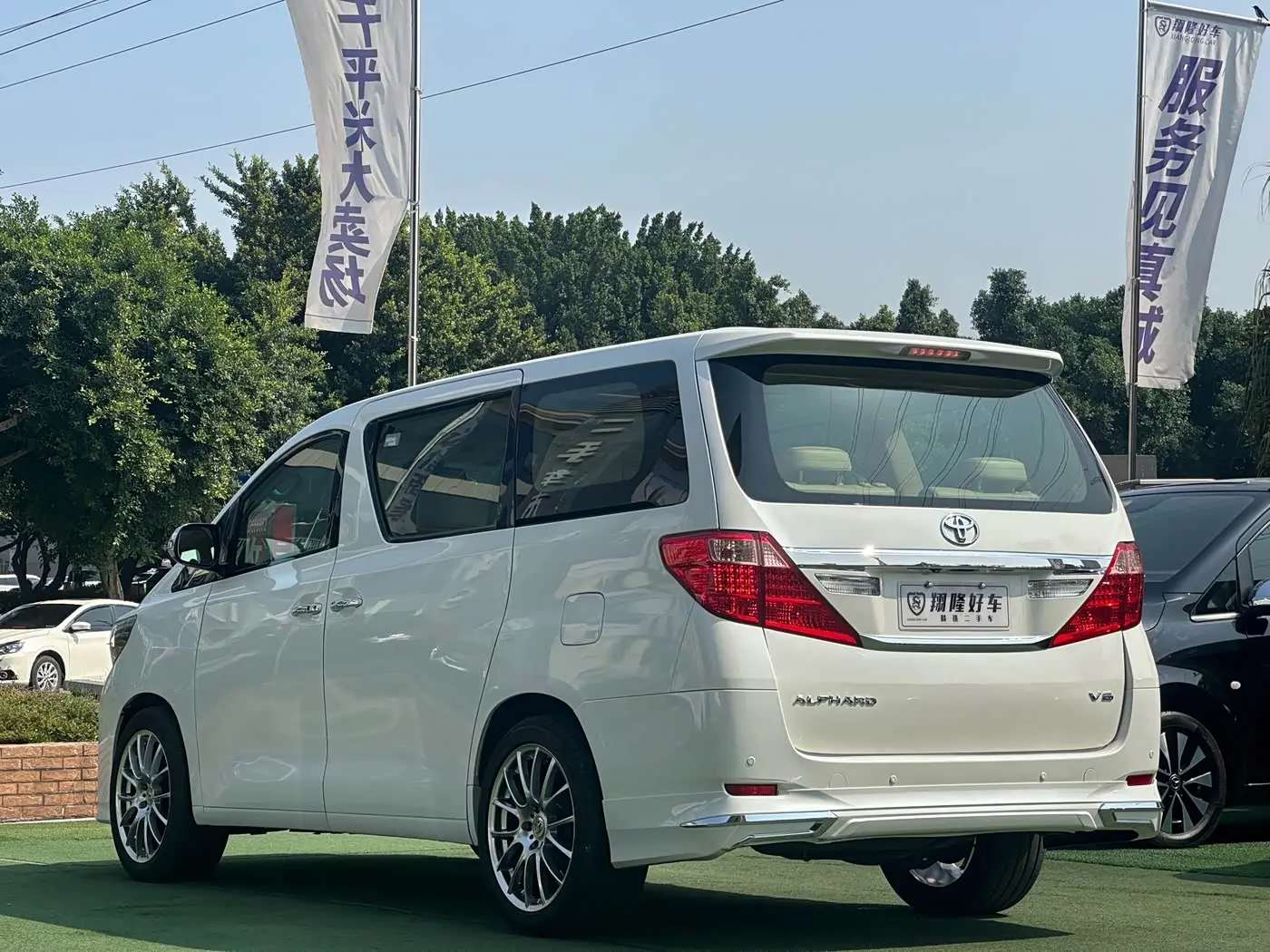 Toyota Alphard 2012 — Photo 8/20