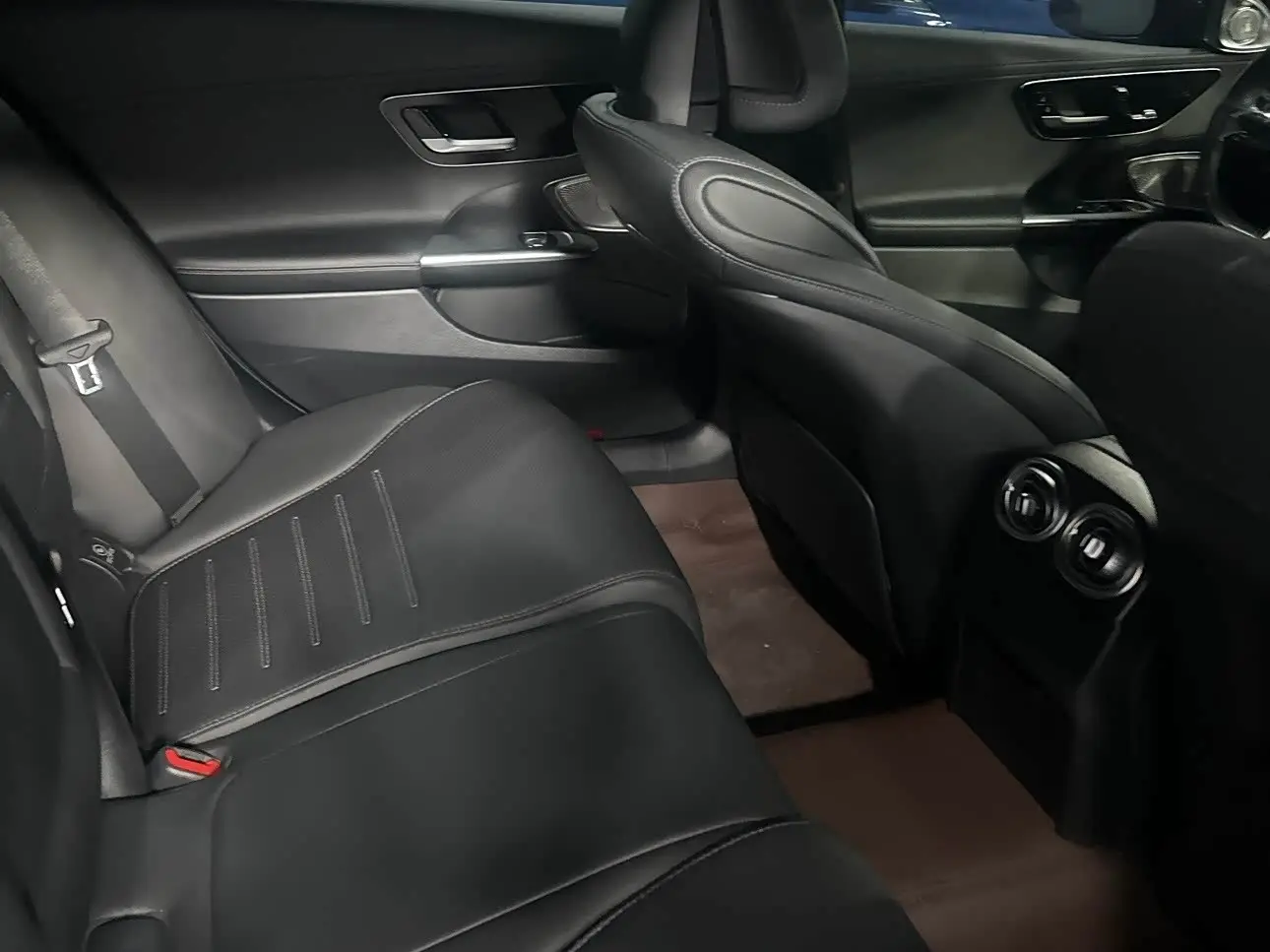 Mercedes-Benz C-Class 2025 — Фото 10/20