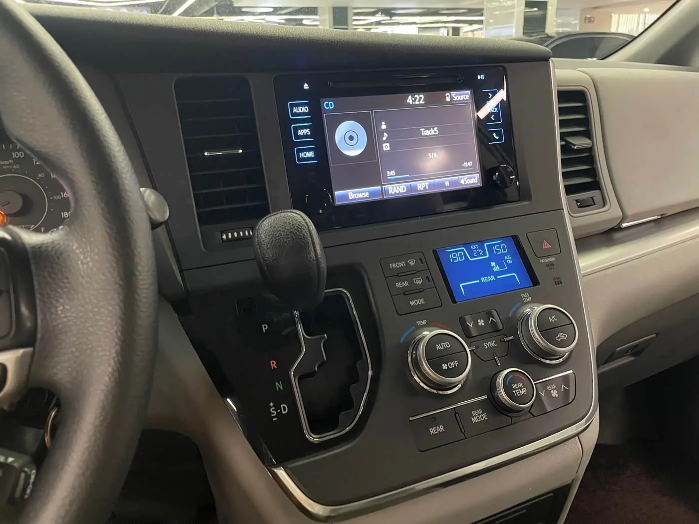 Toyota Sienna 2016 — Photo 18/20
