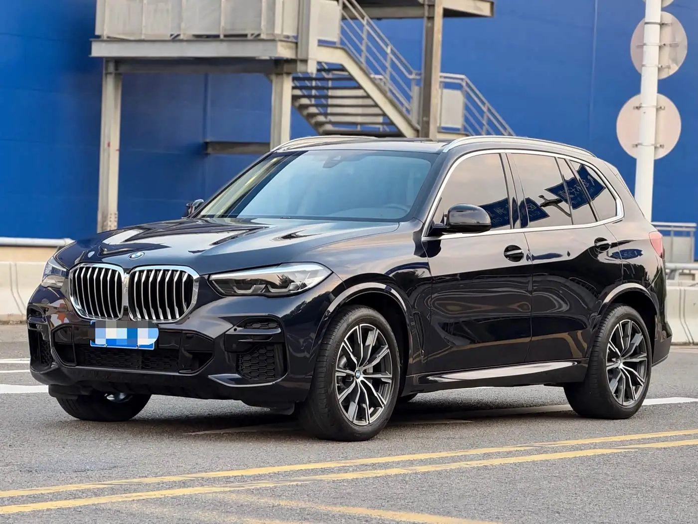 BMW X5 2022 — Фото 1/10