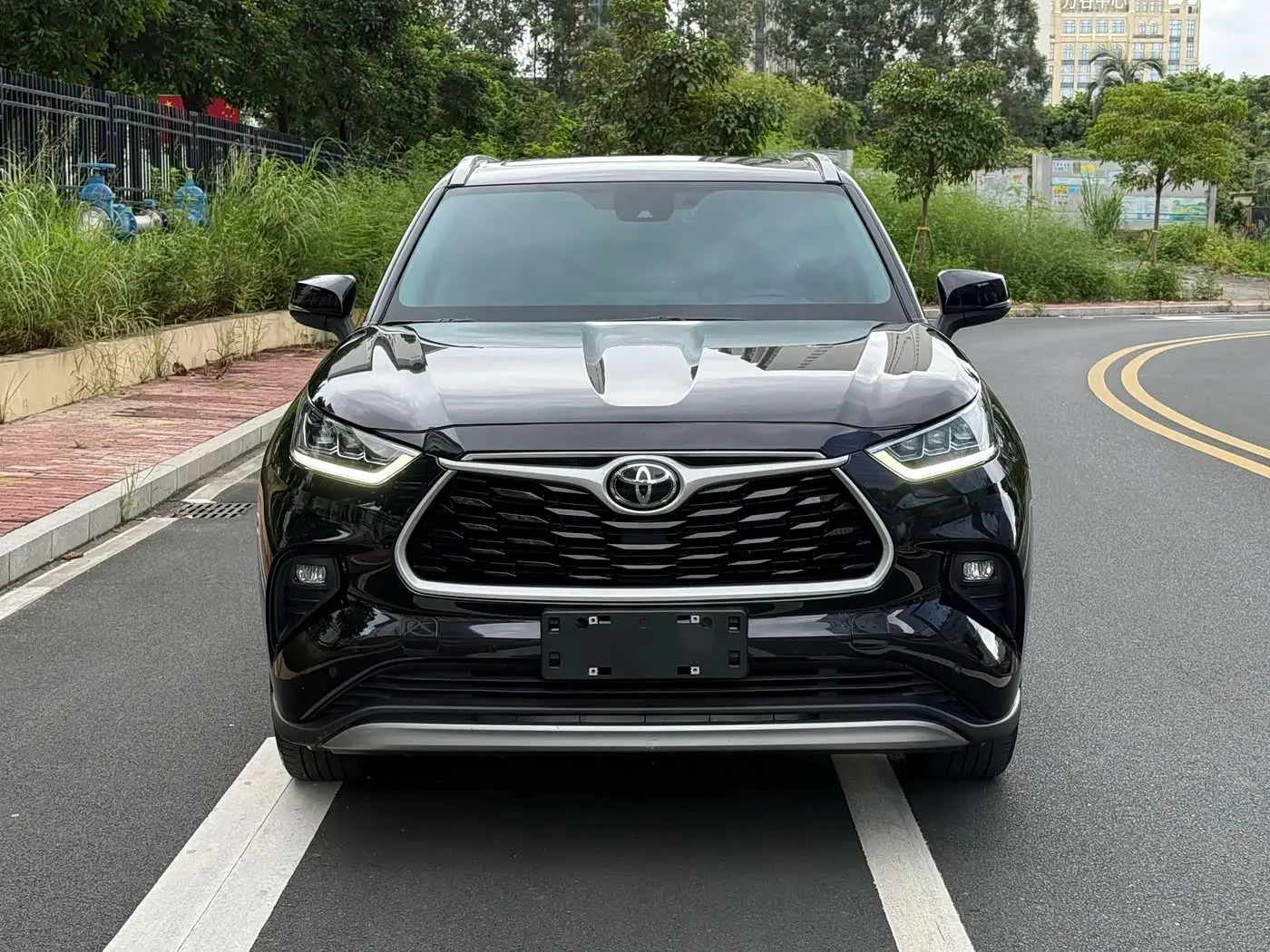 Toyota Highlander 2025 — Фото 2/18